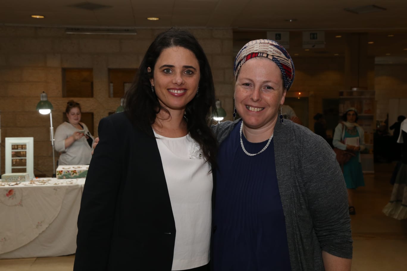 יעל אראלי מנכלית פורום המדרשות בכנס פועה עם שרת המשפטים איילת שקד
